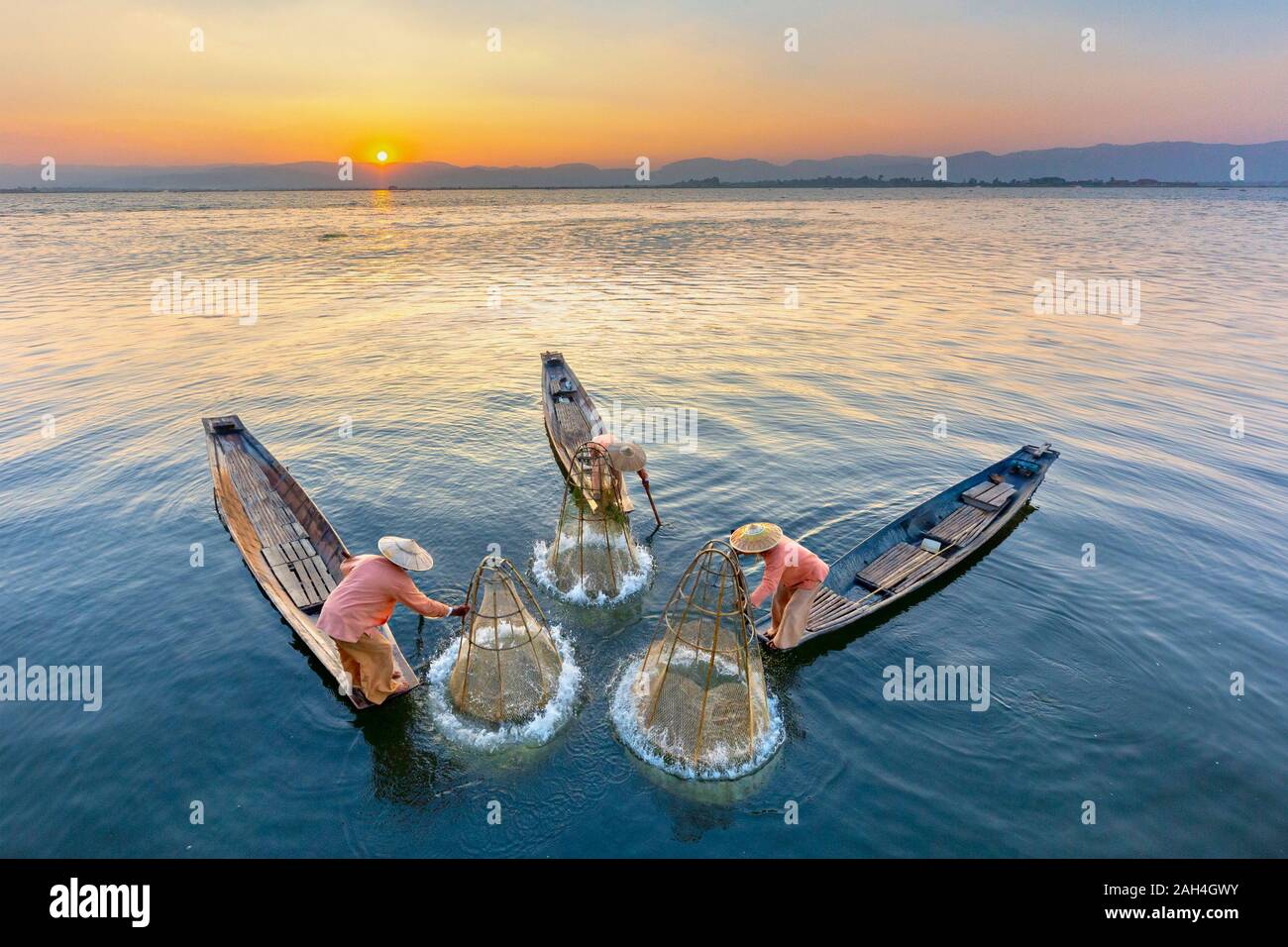 I pescatori nel Lago Inle noto anche come leg vogatori, Myanmar Foto Stock