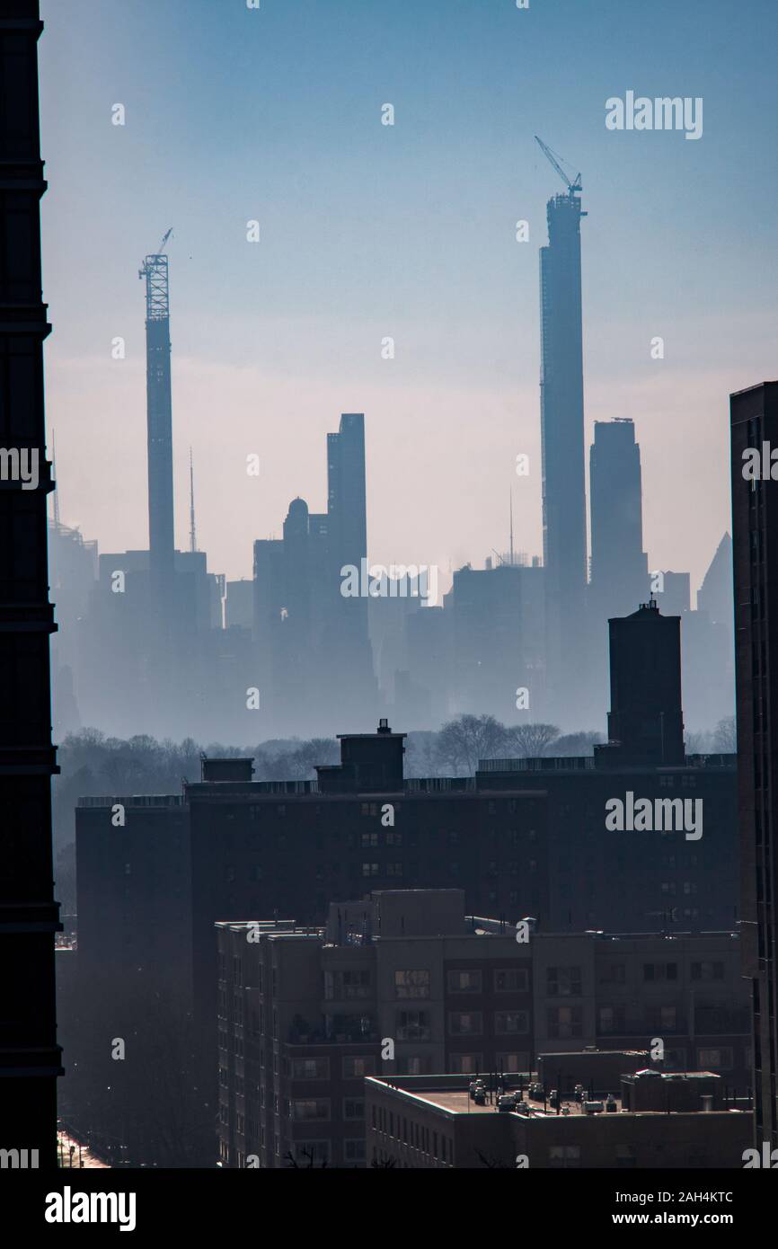 Il miliardario Row, una collezione di super-tall residenze per la uber-ricco soprattutto su West 57th Street è visto da Harlm domenica a New York, 22 dicembre 2019. (© Richard B. Levine) Foto Stock