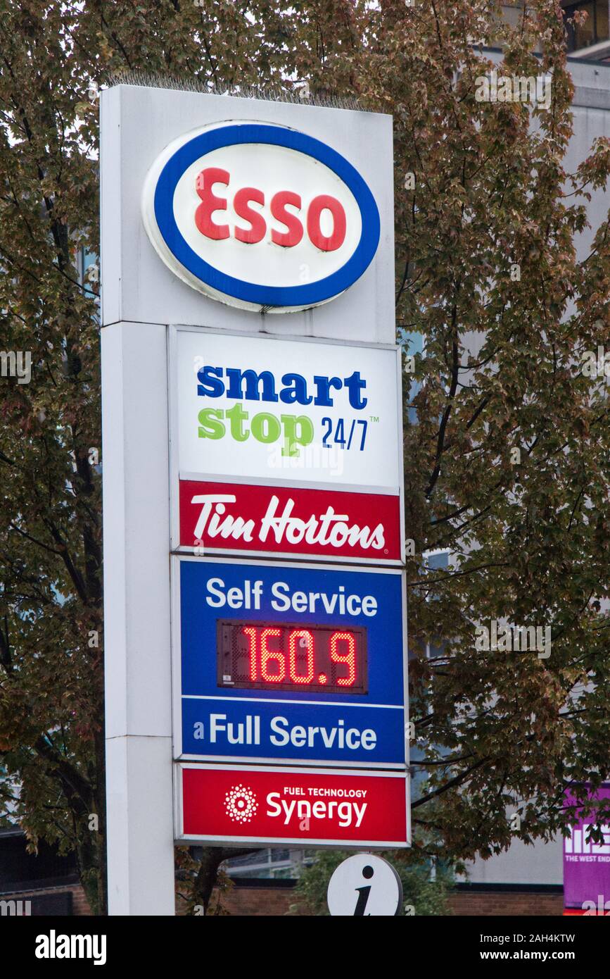 Vancouver, Canada - 7 ottobre 2019: Un prezzo del gas estremamente elevato alla stazione di gas esso nel centro di Vancouver Foto Stock