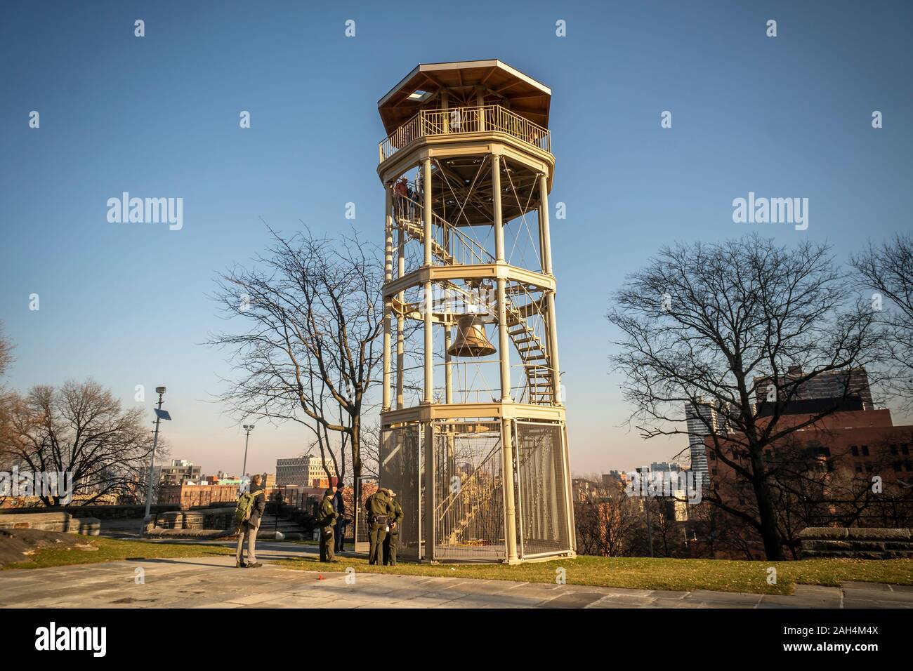 La NYC Dipartimento di Parchi e Ricreazione ospita un open house presso il recentemente restaurato Harlem torre di avvistamento in Marcus Garvey park in Harlem nel quartiere di Harlem in New York visto il Domenica, 22 dicembre 2019. La torre di avvistamento di Harlem è rimasta solo la ghisa torre dell'originale undici. Dopo anni di abbandono la struttura finalmente era retsored e appena riaperto. (© Richard B. Levine) Foto Stock