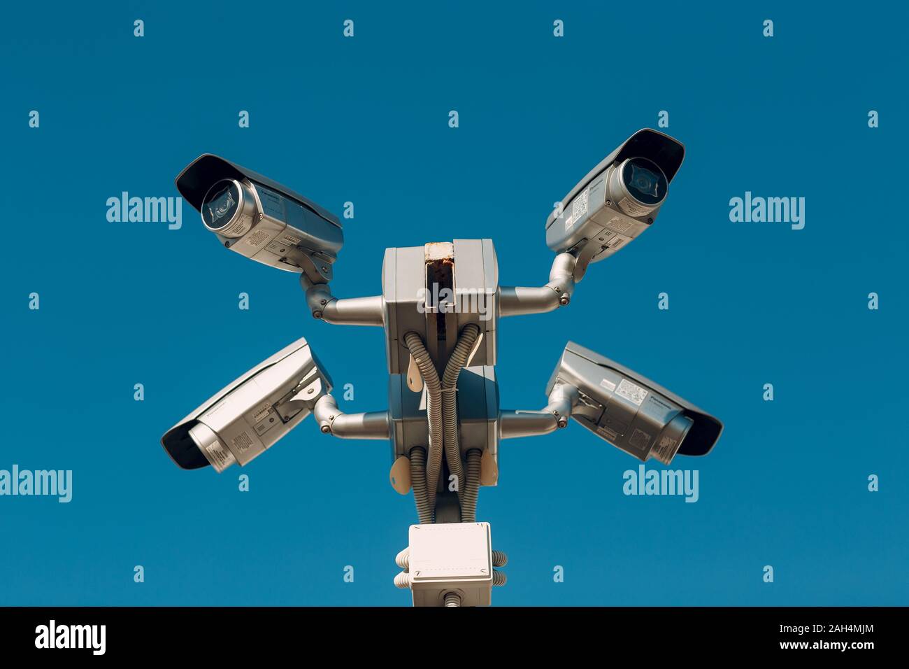 Telecamera di sorveglianza sul cielo blu sullo sfondo Foto Stock