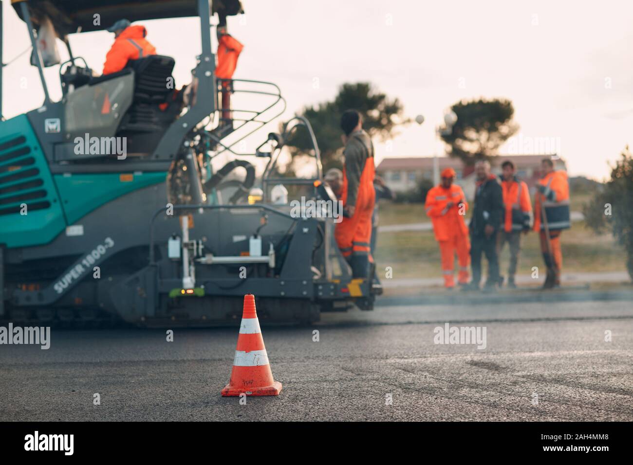 Asfaltatura. Lastricatore macchina e rullo di strada. La costruzione di nuove strade. Foto Stock