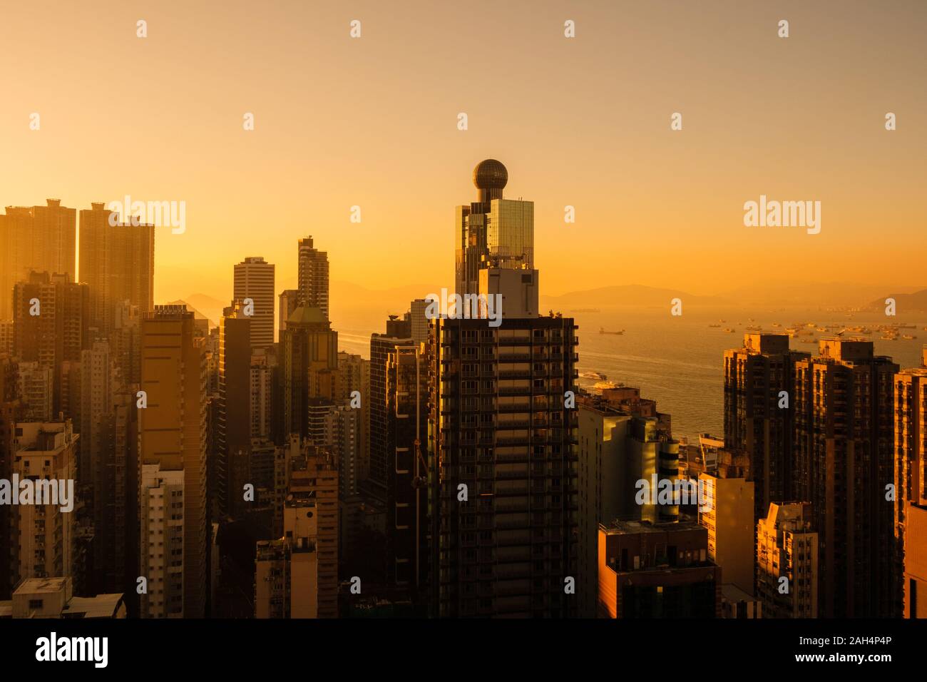 Cielo di tramonto ed il grattacielo skyline della città, HongKong Foto Stock