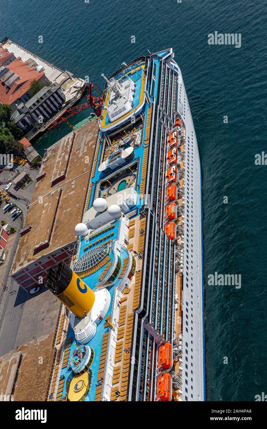 Istanbul, Turchia - Giugno 9, 2013; Istanbul paesaggio da elicottero. Vista della penisola storica, Eminonu, Karakoy porta, Galataport dall elicottero. Foto Stock