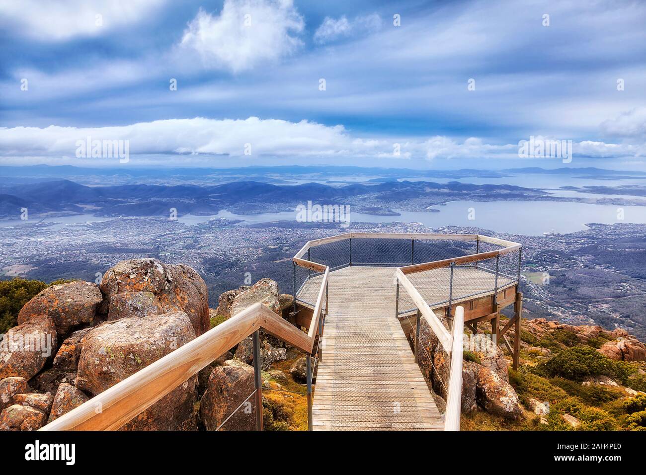 Australian Tasmania parco nazionale sulla città di Hobart - Monte Wellington lookout platform oltre il fiume Derwent e la città capitale la periferia. Foto Stock