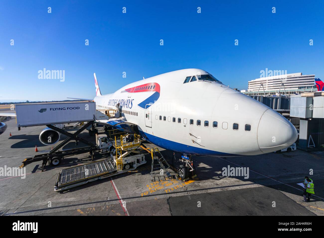 Ampia angolazione di un British Airways Boeing 747 Jumbo Jet al jetway Aeroporto Internazionale di Seattle. Foto Stock