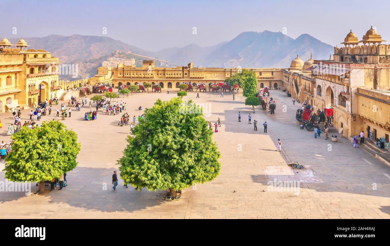 Jaipur, India - nov. 15, 2015. Il cortile del XVI secolo Forte Amber, come i turisti arrivano su elefanti e raccogliere informazioni per visite guidate della città. Foto Stock