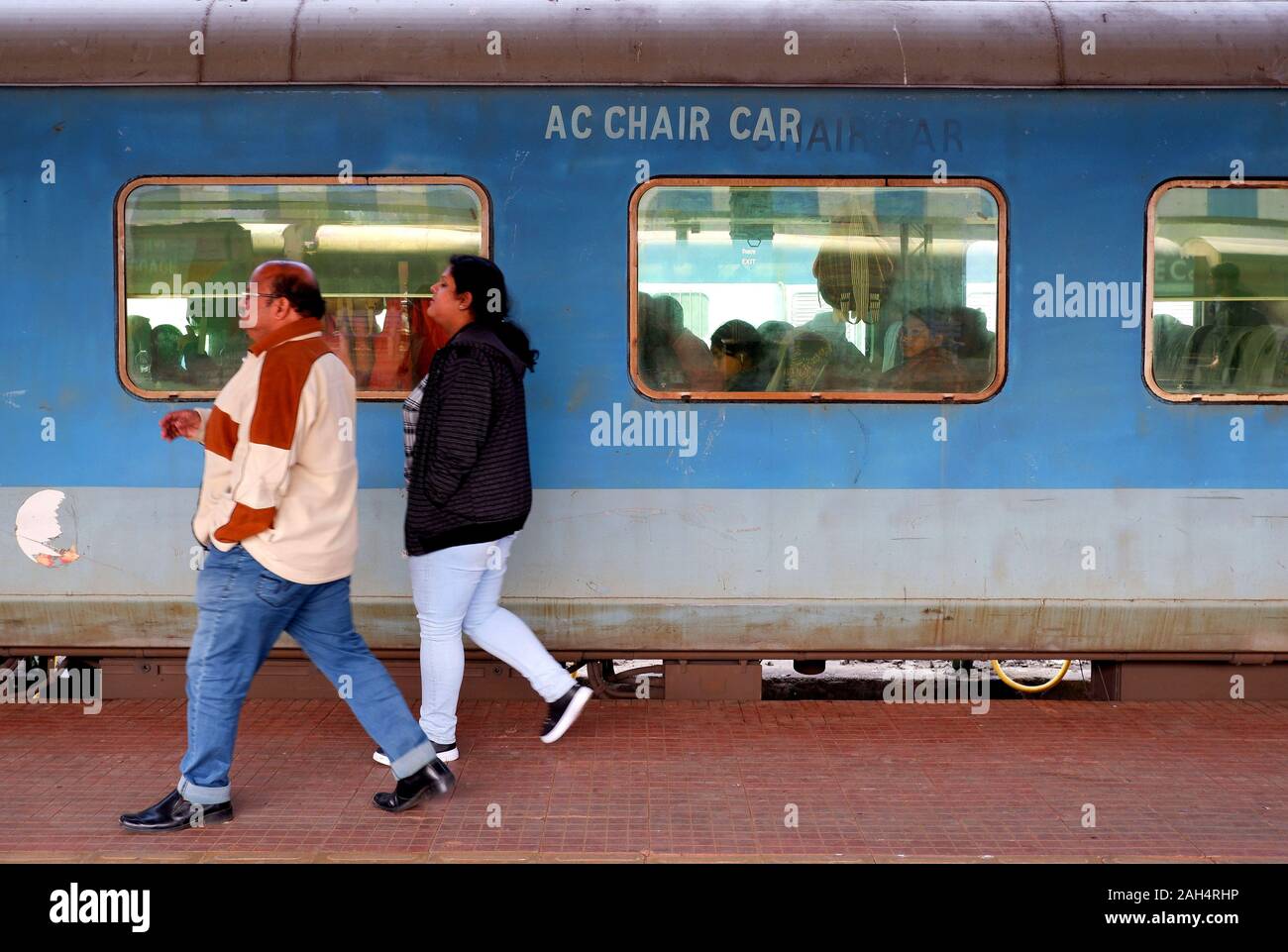 Il passeggero a piedi passato un Puri quella di Howrah Shatabdi Express treno a Kharagpur stazione di giunzione. Foto Stock