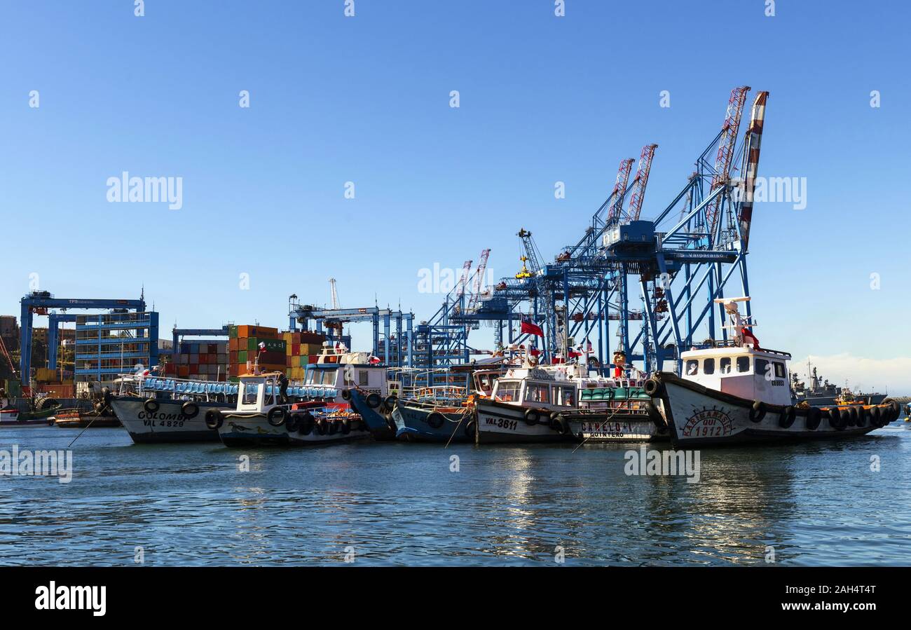Sotto la gru nel porto cileno di Valparaiso Foto Stock