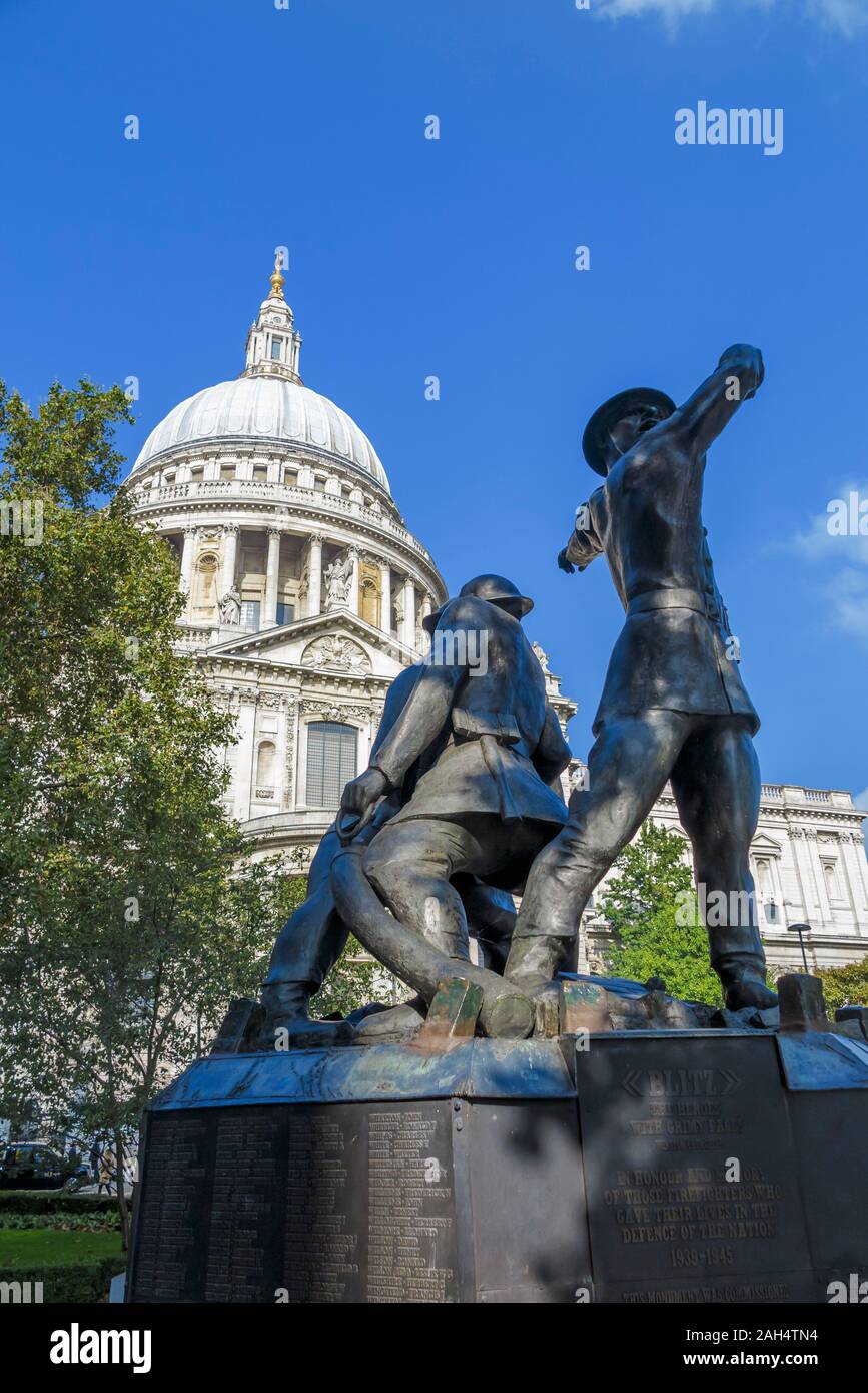 Vista dei Vigili del Fuoco Nazionale Memorial nel Carter Lane Gardens, Peter Hill e l'iconica cupola della cattedrale di St Paul, Londra EC4 Foto Stock