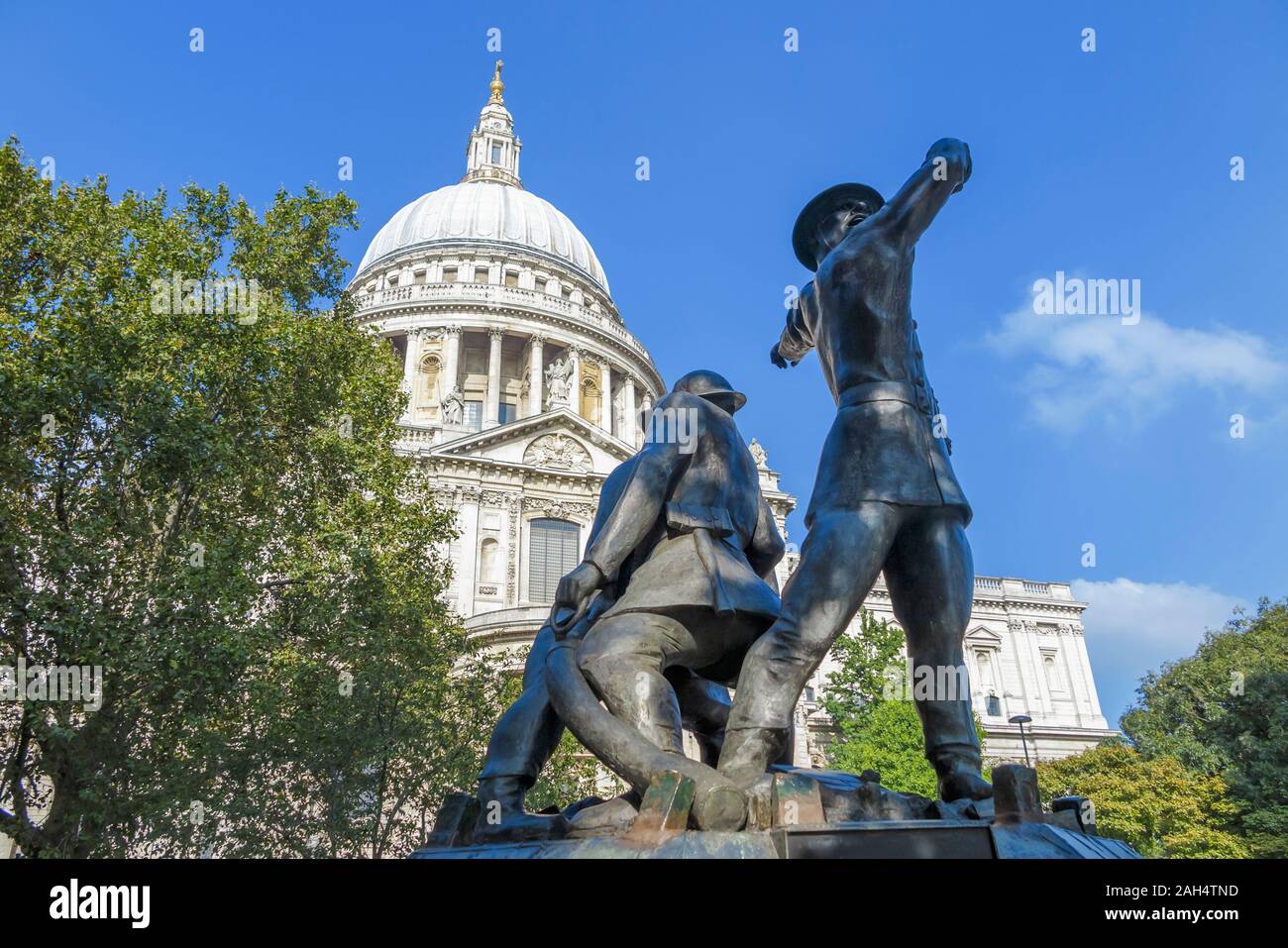 Vista dei Vigili del Fuoco Nazionale Memorial nel Carter Lane Gardens, Peter Hill e l'iconica cupola della cattedrale di St Paul, Londra EC4 Foto Stock