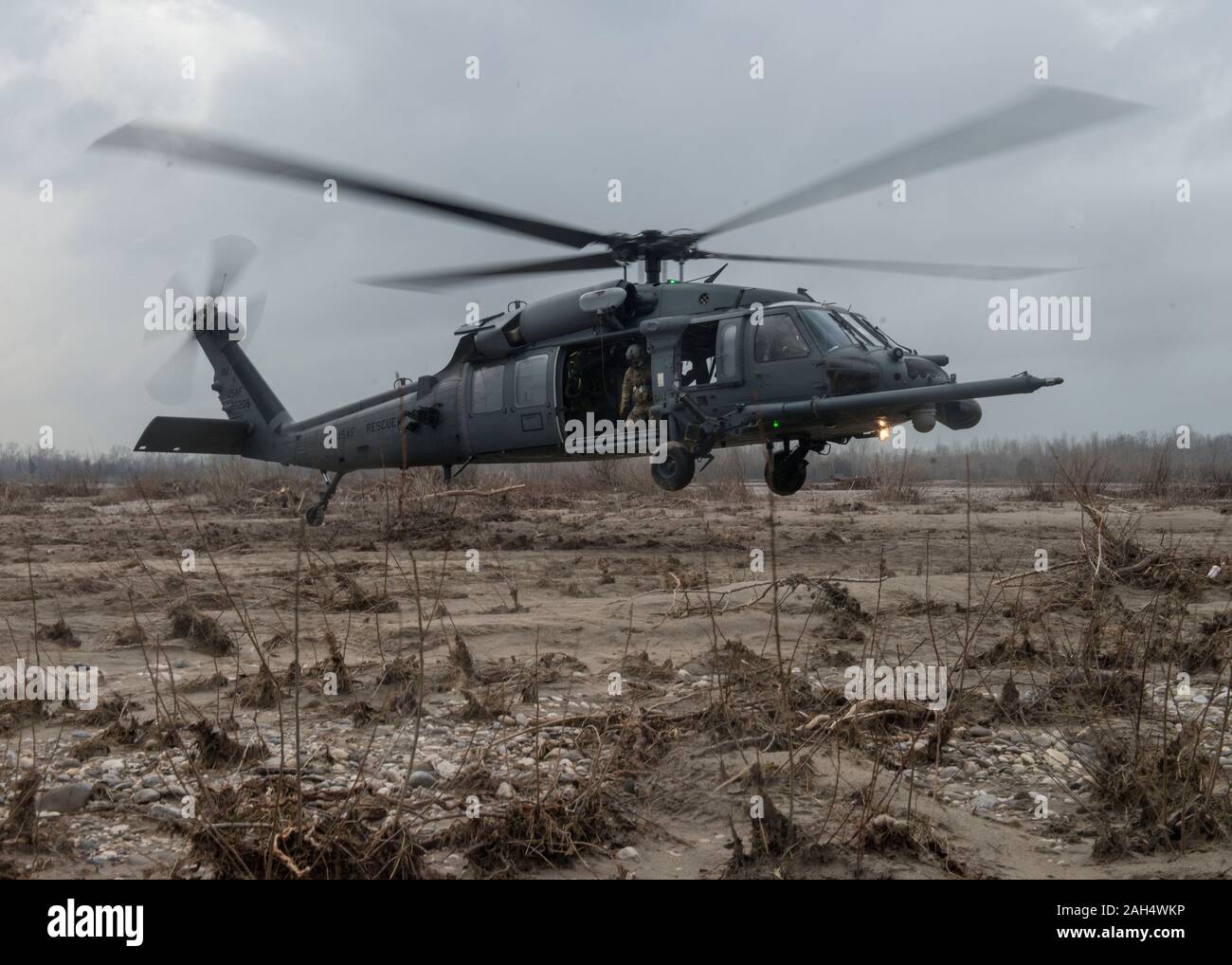 Un HH-60G Pave Hawk elicottero dalla 56th Rescue Squadron terre di Aviano, Italia, Dicembre 17, 2019. Il Pave Hawk è la U.S. Air Force combat primaria di ricerca e salvataggio in elicottero e viene utilizzata per condurre di giorno o di notte personale le operazioni di ripristino in ambienti ostili. (U.S. Air Force foto di Tech. Sgt. Rebeccah Woodrow) Foto Stock