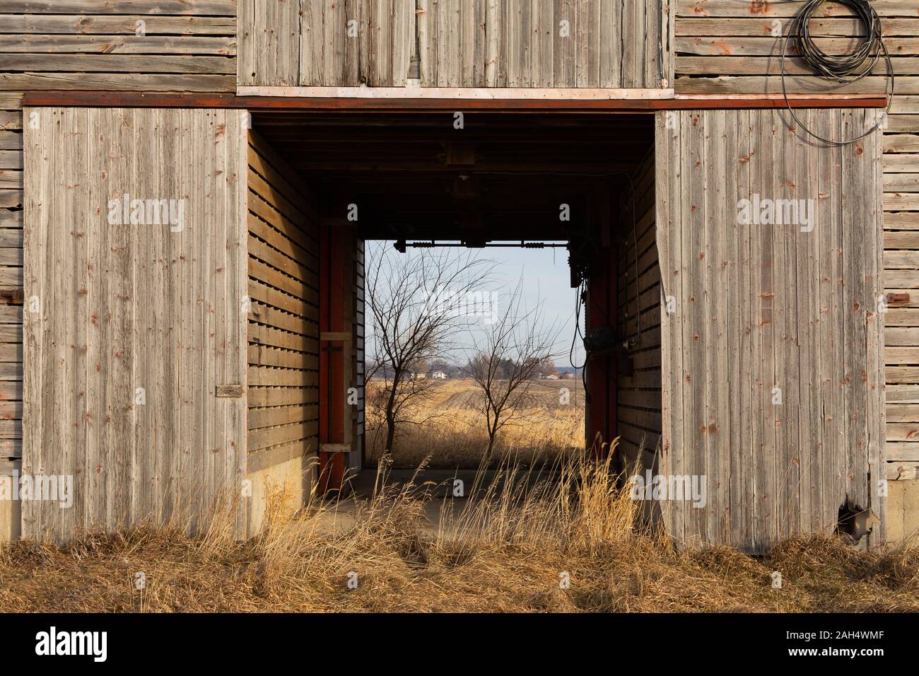 Antico presepe di mais di porte in legno in una giornata di sole. Foto Stock