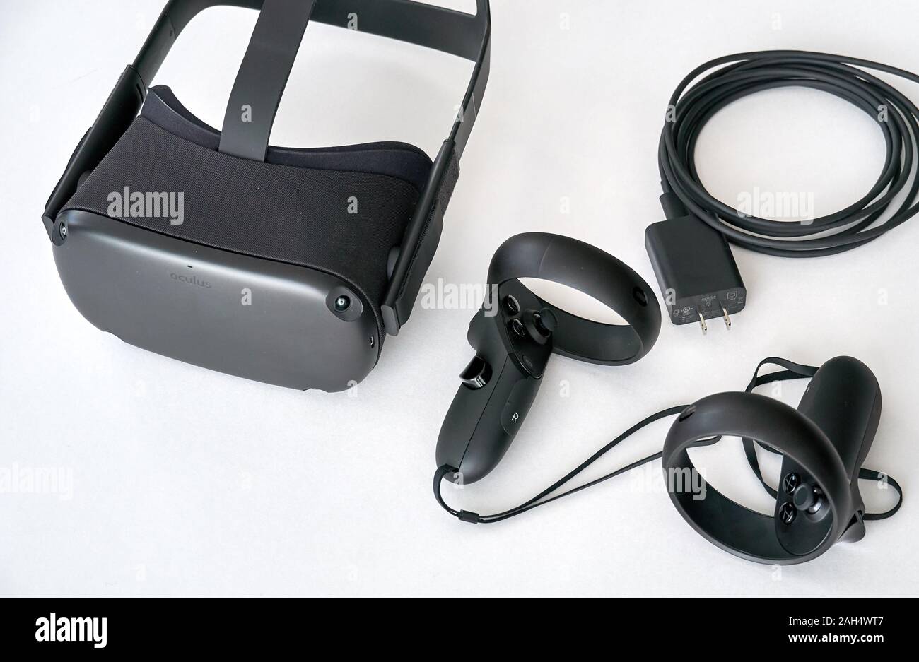 Montreal, Canada - 23 dicembre 2019: Oculus Ricerca VR auricolare e controllori. L'Occhio Quest è un primo tutti in realtà virtuale wireless headset e Foto Stock