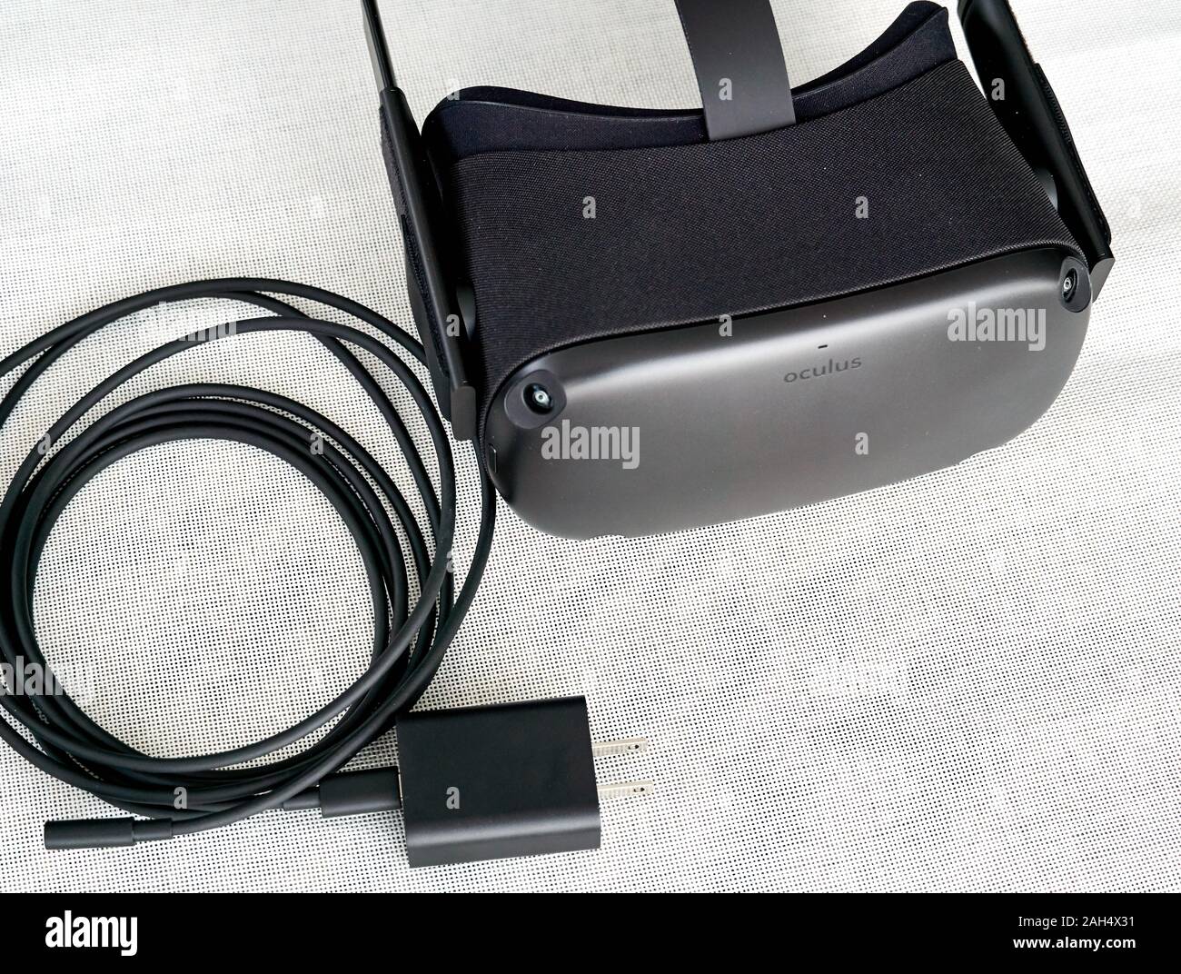 Montreal, Canada - 23 dicembre 2019: Oculus Ricerca VR auricolare e caricabatterie. L'Occhio Quest è un primo tutti in realtà virtuale wireless headset e sys Foto Stock