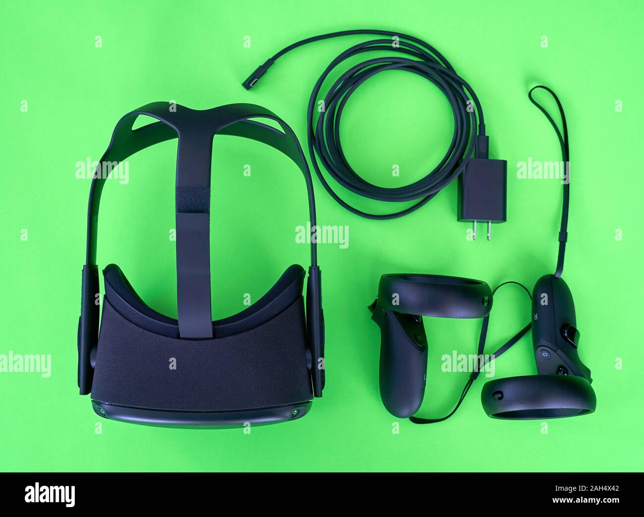 Montreal, Canada - 23 dicembre 2019: Oculus Ricerca VR auricolare e controllori. L'Occhio Quest è un primo tutti in realtà virtuale wireless headset e Foto Stock