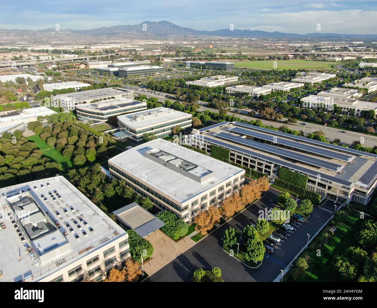 Vista aerea di affari e finanza distretto con ufficio nuovo edificio circondato da parcheggio e strada. Irvine Business Complex. Irvine California. Stati Uniti d'America Foto Stock