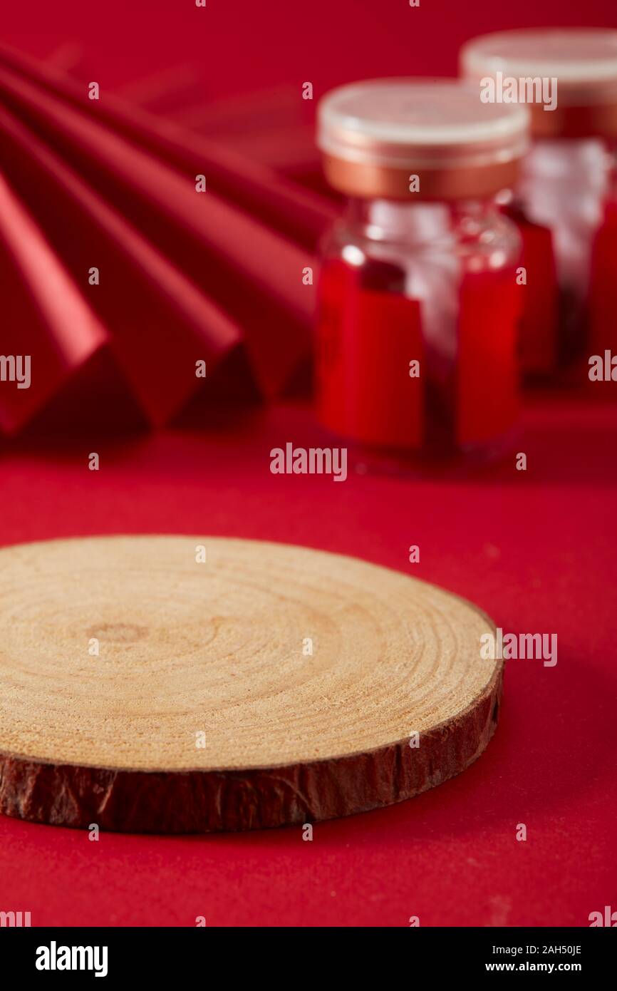 Vento cinese sfondo rosso e rosso ventola di piegatura e medicina rosso bottiglia e tree coaster slice Foto Stock