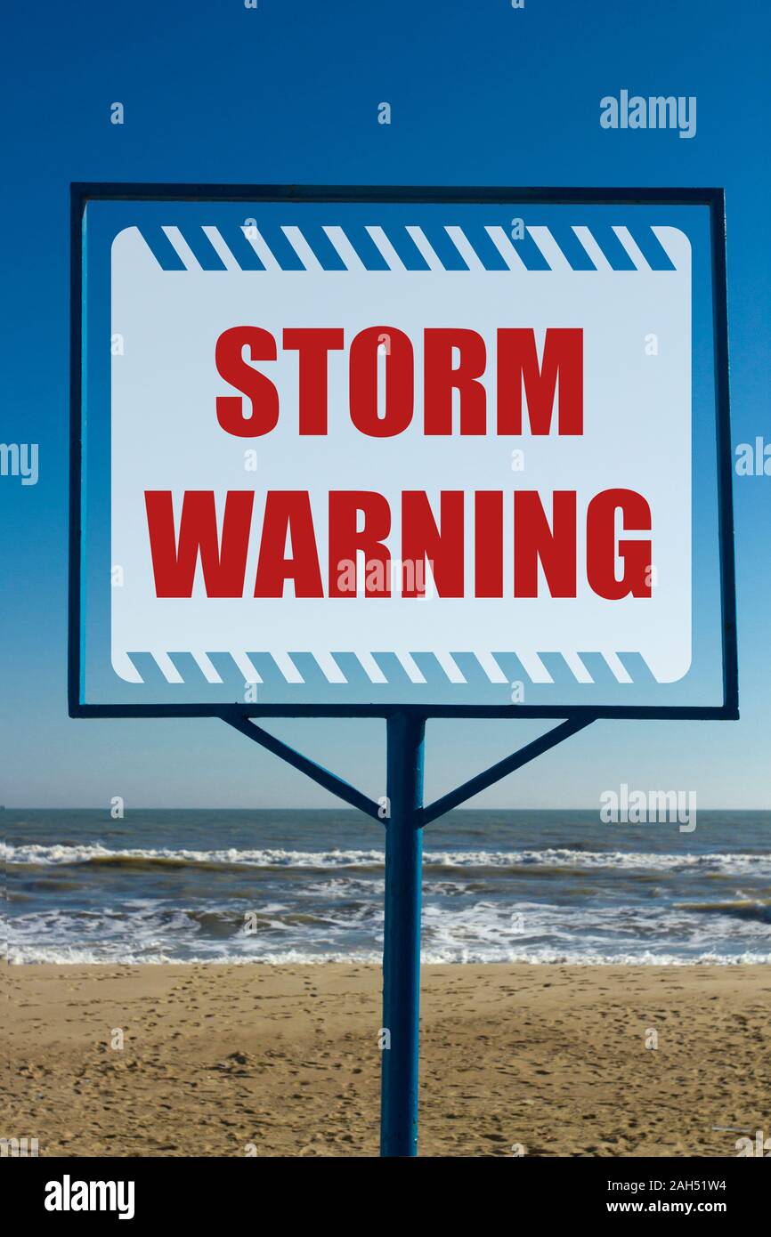 Una spiaggia stand avviso di un imminente tempesta Foto Stock