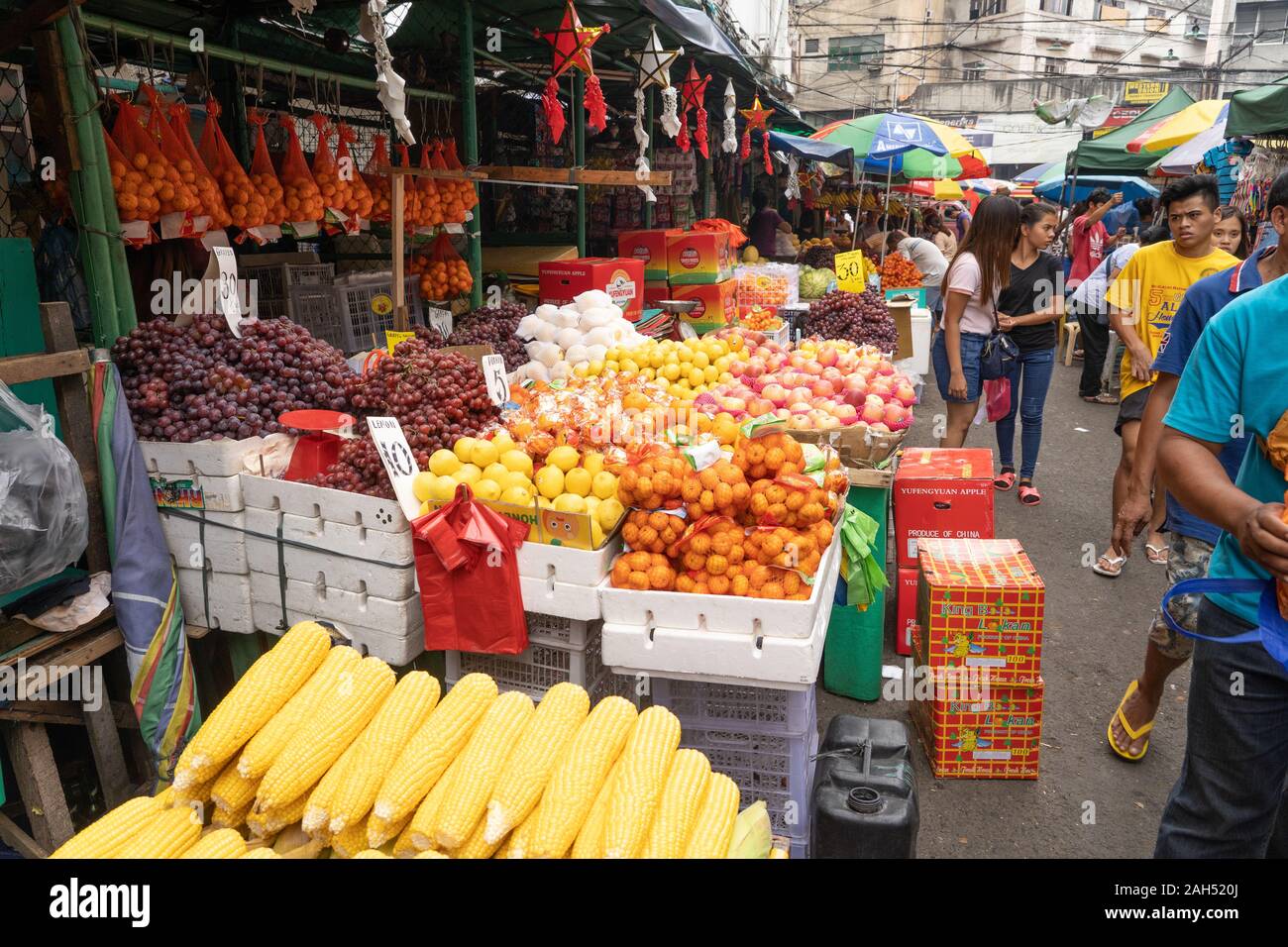 Una scena di strada in un mercato della frutta di un paio di giorni prima del giorno di Natale,Cebu City, Filippine Foto Stock