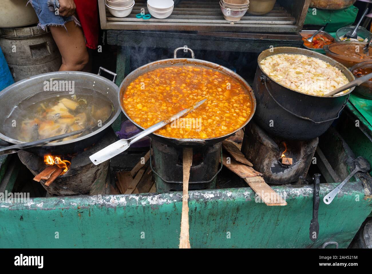 Una selezione di vari cibi di strada per la cottura in pentole di grandi dimensioni per la vendita nel centro di Cebu City, Filippine Foto Stock