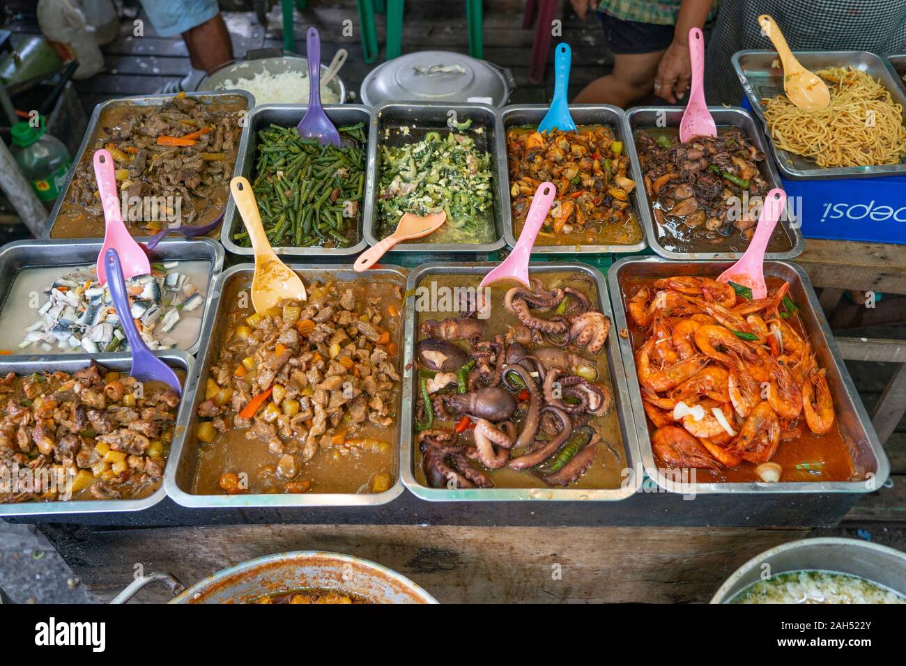 Una selezione di vari cibi di strada per la vendita in un cibo tradizionale uscita noto come un Carinderia entro una strada laterale nel centro di Cebu City, Filippine Foto Stock