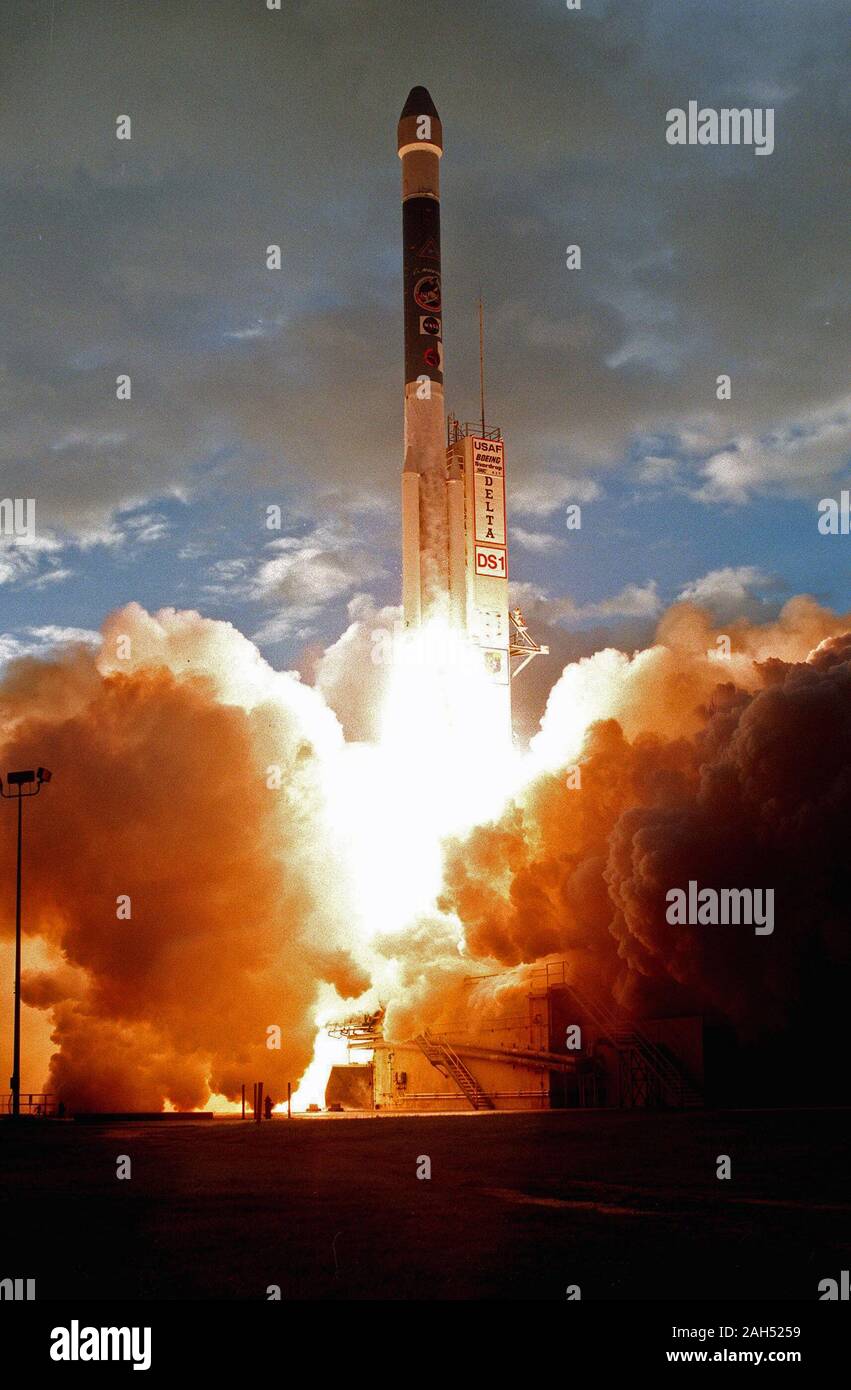 Il Centro Spaziale Kennedy, FLA. -- Un Boeing Delta II (7326) rocket scaglia Deep Space 1 attraverso le nuvole del mattino dopo il decollo, creazione di sun-sfidando la luce con il suo scarico, dal complesso di lancio 17A Cape Canaveral Air Station. Foto Stock