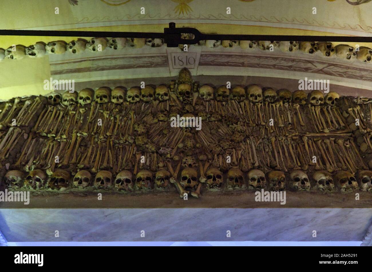 Parete realizzata con le ossa nella Cappella delle Ossa, chiesa di San Francesco. Evora, Alentejo, Portogallo Foto Stock