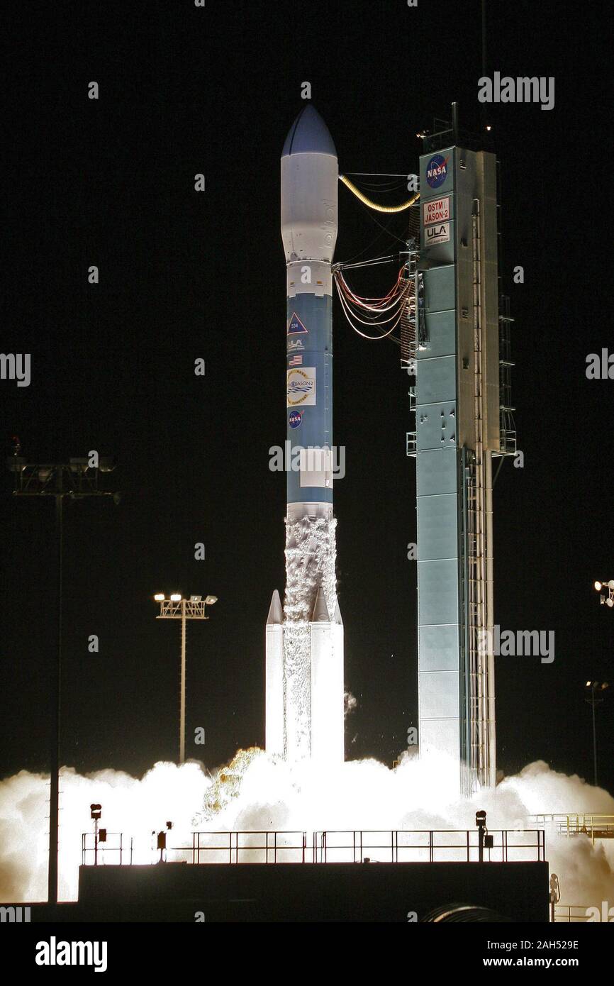 VANDENBERG AIR FORCE BASE IN CALIFORNIA - Fiery nuvole light up Space Launch Complex-2 al sollevamento verticale del razzo Delta II che porta l'Oceano della topografia di superficie missione o OSTM/Jason 2, navicelle spaziali. Foto Stock