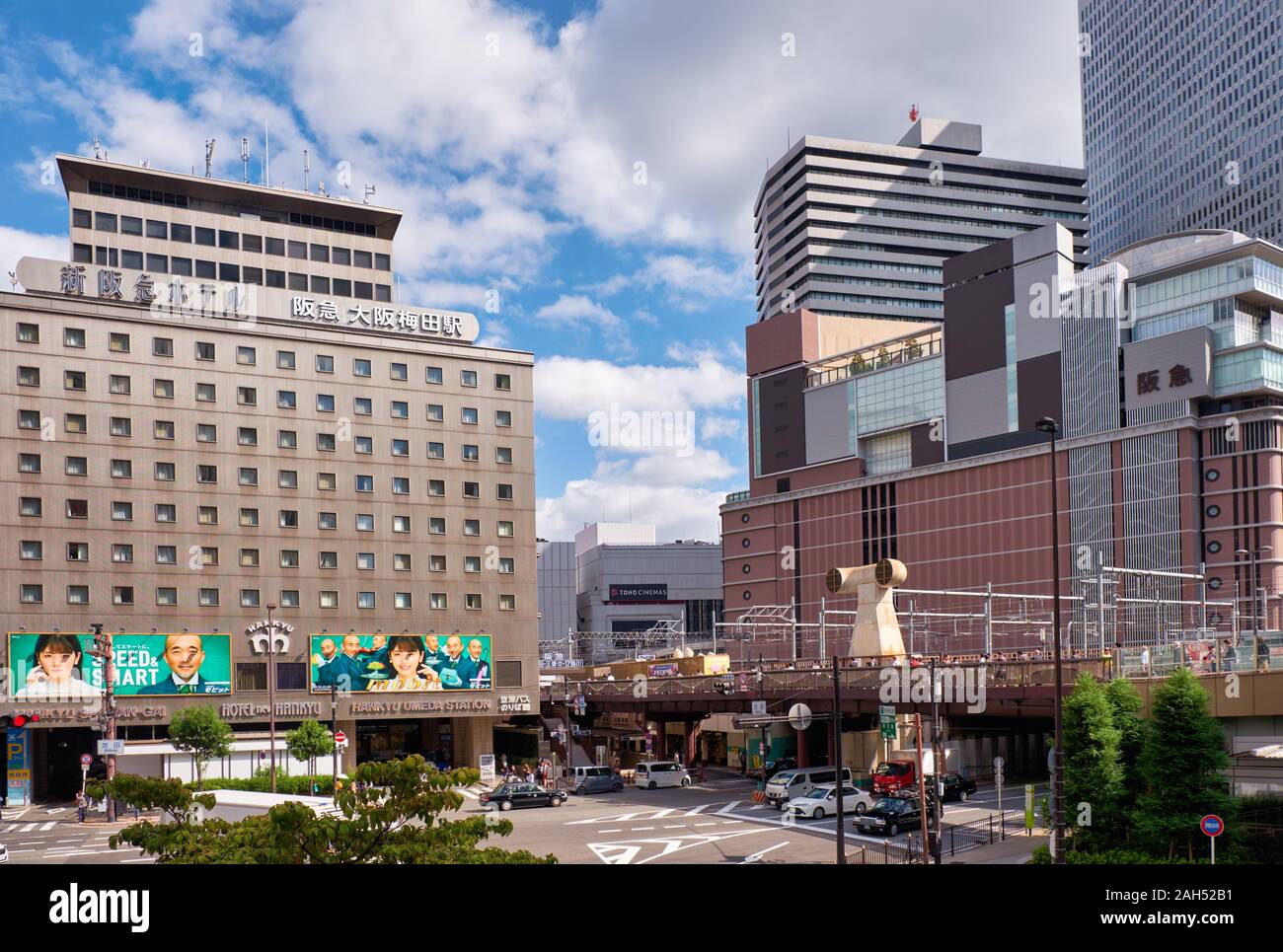 OSAKA, Giappone - 15 ottobre 2019: gli alti edifici moderni e incroci stradali nel centro urbano circostante la stazione di Osaka. Giappone Foto Stock