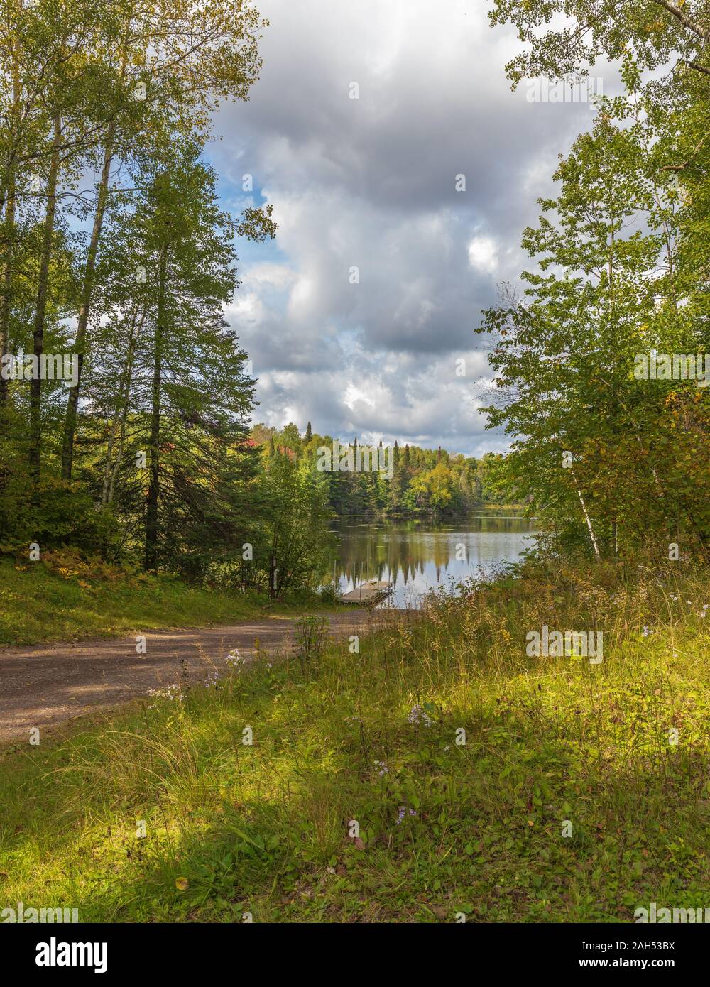 Pubblica il lancio in barca sul Lago di giorno in Chequamegon National Forest. Foto Stock