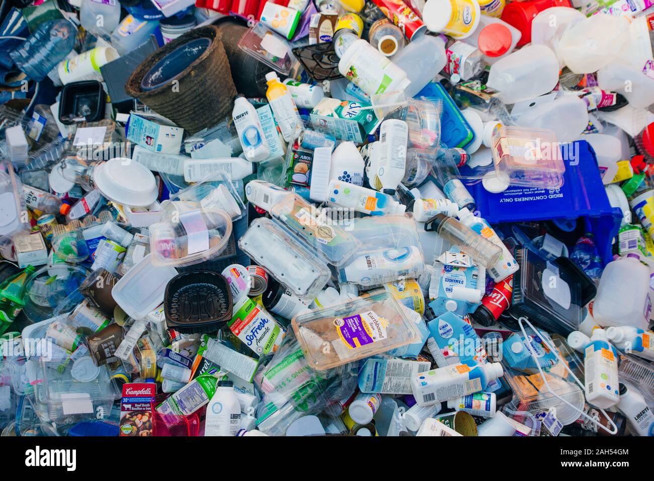 Vancouver Rifiuti Zero Center - Ottobre, 2019 Cestino Riciclaggio di plastica. Foto Stock