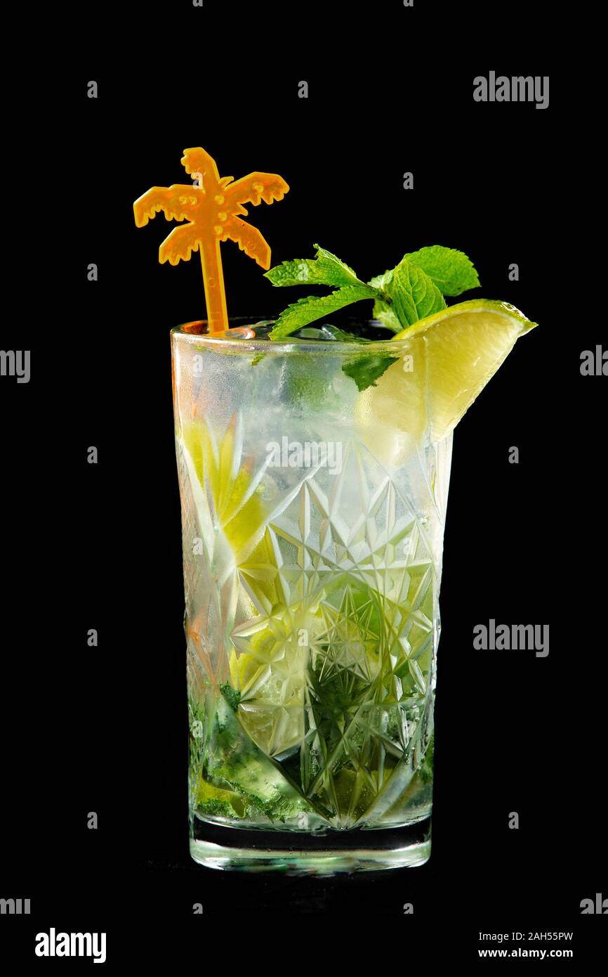 Cold drink rinfrescante limonata o cocktail mojito con limone e menta. Foto Stock