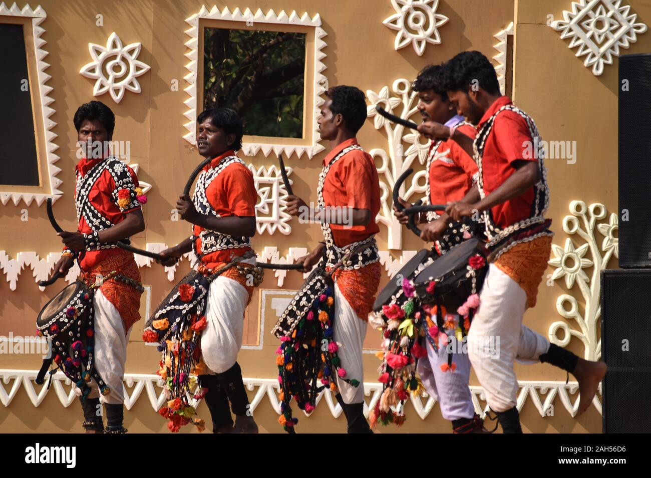 Ballerini folk dallo stato di Madhya Pradesh, India. Foto Stock