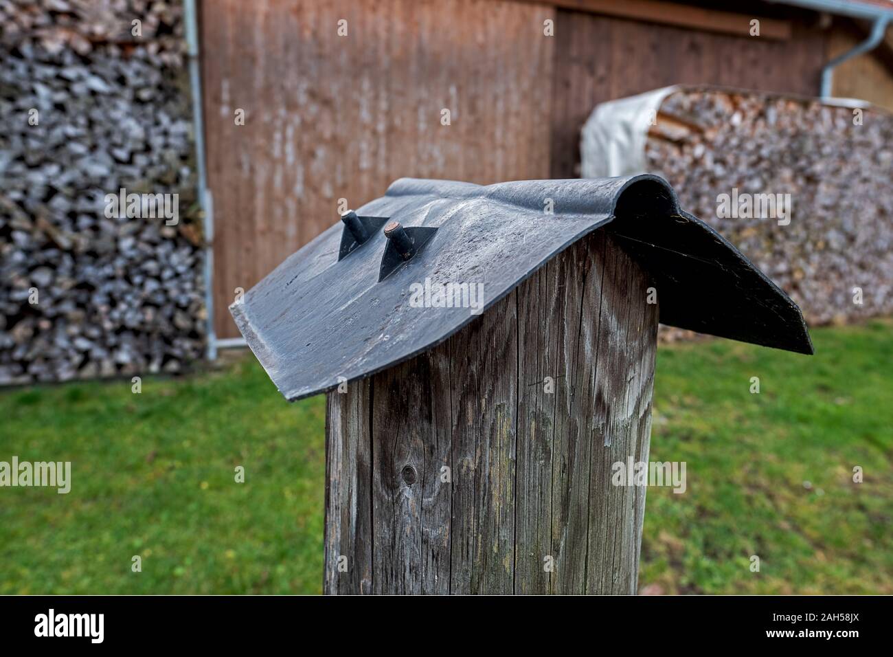 Coperchio in plastica per la recinzione di legno posti, protezione contro la pioggia e neve Foto Stock