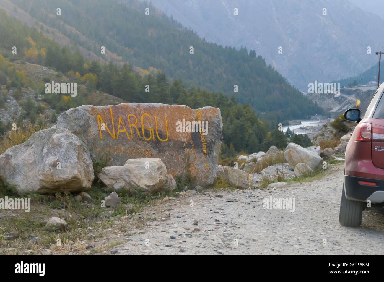 Parole Nargu (una famosa avventura e area escursionistica) scritta sulla pietra miliare evidenziatore lungo il confine stradale situato a lato della strada sulla via A SPI Foto Stock