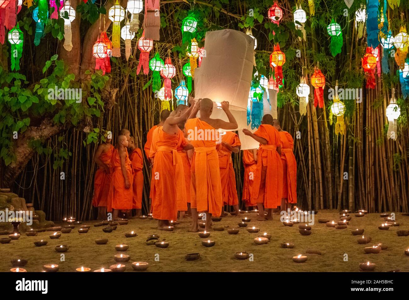 Chaing Mai, Tailandia - 03 Novembre 2017: Loy Krathong festival di Chiangmai. Monaco tradizionale luce pallone galleggiante realizzato in carta annualmente a Wat Ph Foto Stock