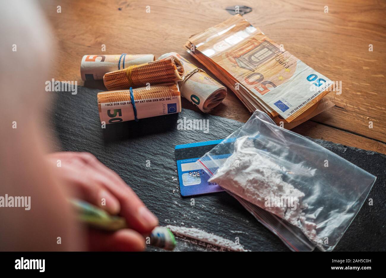 Sniffare la cocaina attraverso un Euro 100 bill Foto Stock