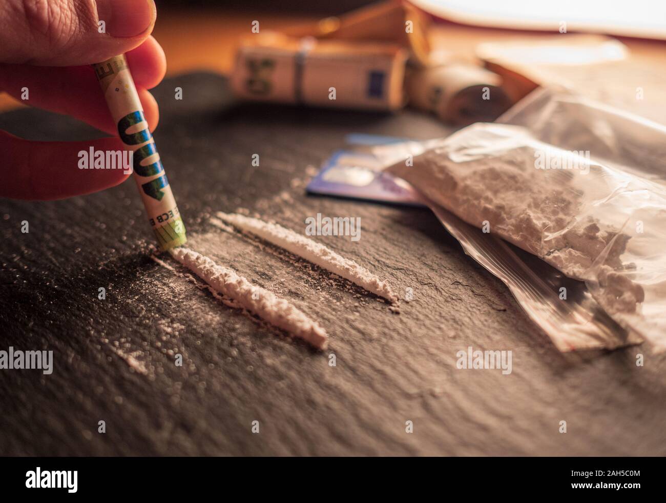 Sniffare la cocaina attraverso un Euro 100 bill Foto Stock