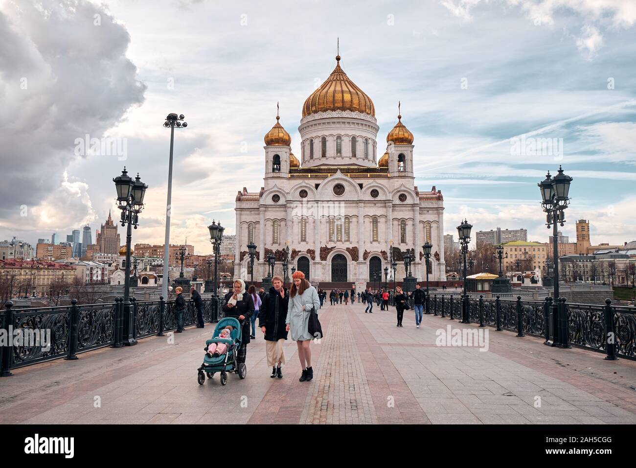 Mosca, Russia - 16 Aprile 2015: il paesaggio della Cattedrale di Cristo Salvatore dal ponte sul fiume Moskva con persone sul ponte, Mosco Foto Stock
