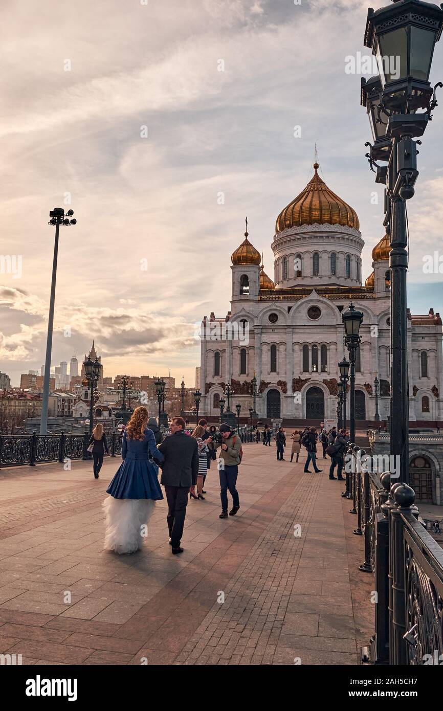 Mosca, Russia - 16 Aprile 2015: il paesaggio della Cattedrale di Cristo Salvatore dal ponte sul fiume Moskva con persone sul ponte, Mosco Foto Stock
