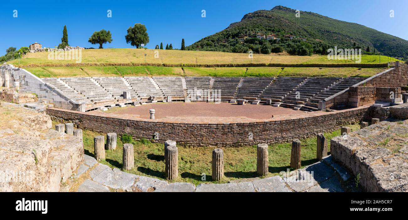 Antica Messene (Messini) teatro panorama, Peloponneso, Grecia Foto Stock