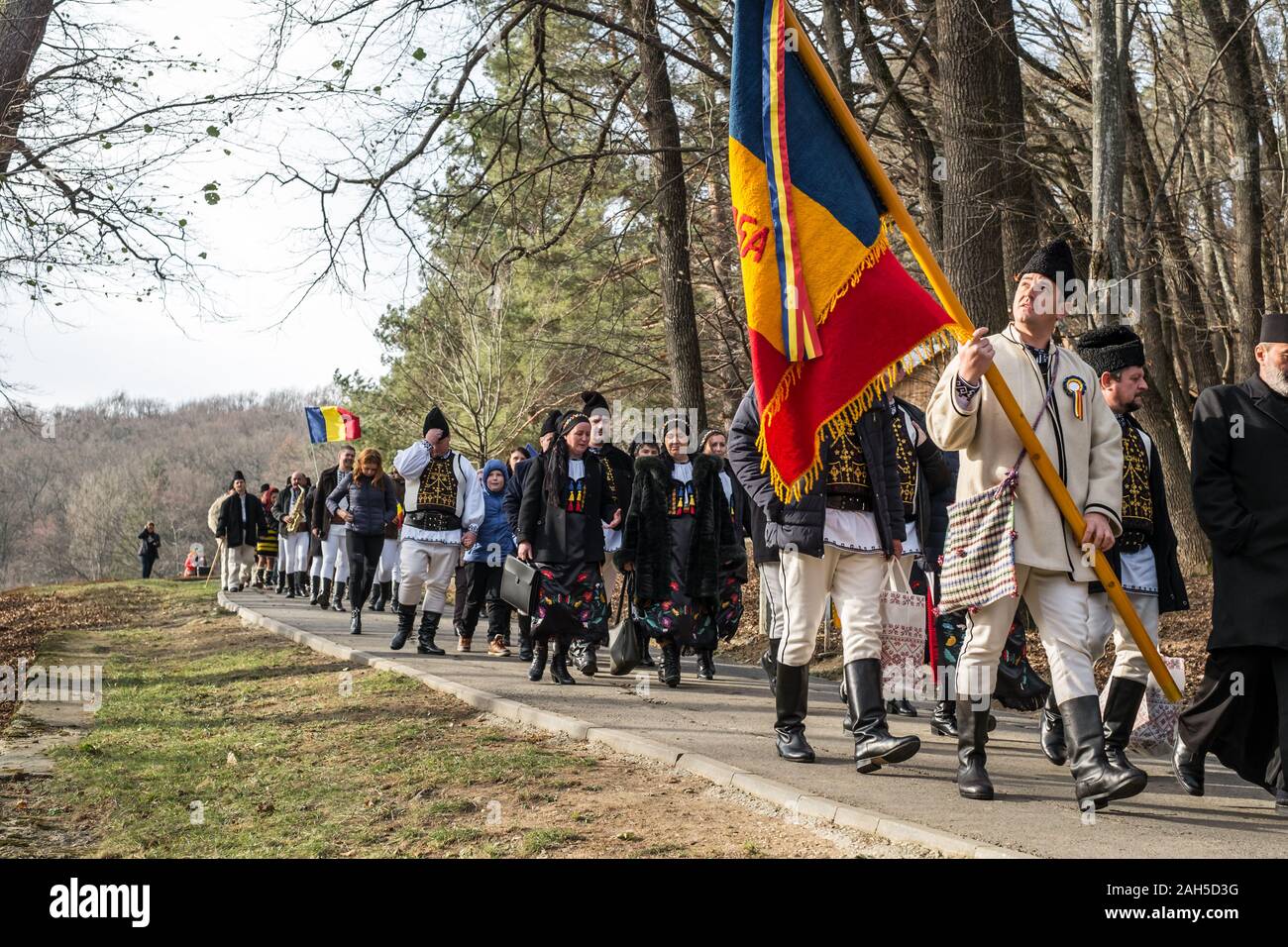 Sibiu, Romania - 14 dicembre 2019. I vari musicisti e ballerini in tradizionale Rumena vesti il vicolo del parco, Transilvania, Romania Foto Stock