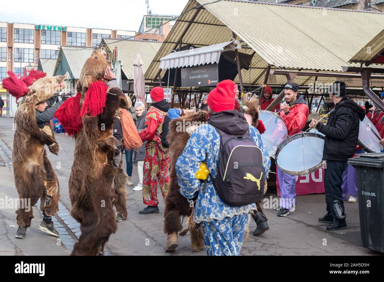 Sibiu, Romania - 21 dicembre 2019. Natale rumeno costumi tradizionali chiamati Bear dancing, la vigilia di Natale, in Cibin mercato ortofrutticolo da S Foto Stock
