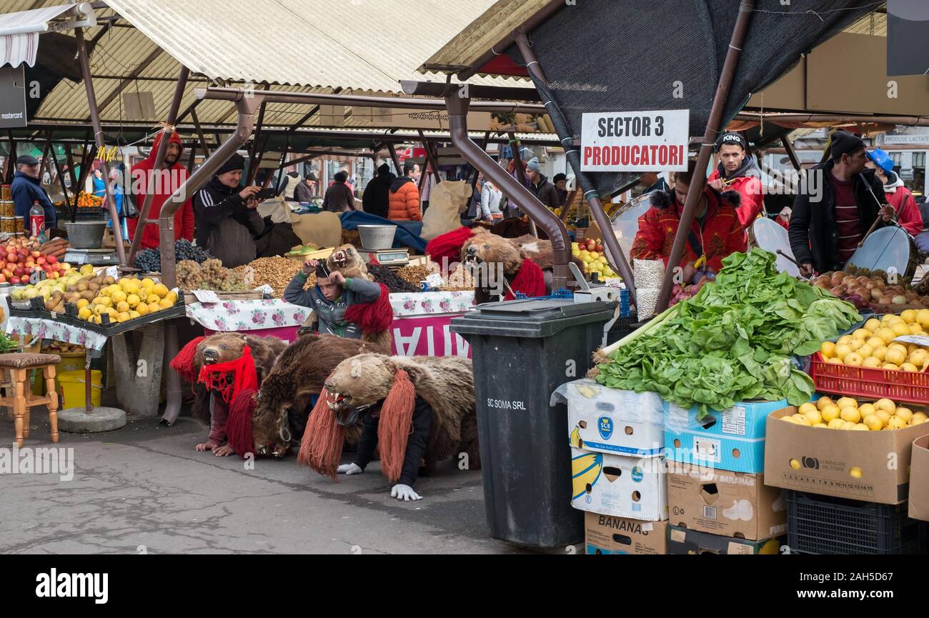 Sibiu, Romania - 21 dicembre 2019. Natale rumeno costumi tradizionali chiamati Bear dancing, la vigilia di Natale, in Cibin mercato ortofrutticolo da S Foto Stock