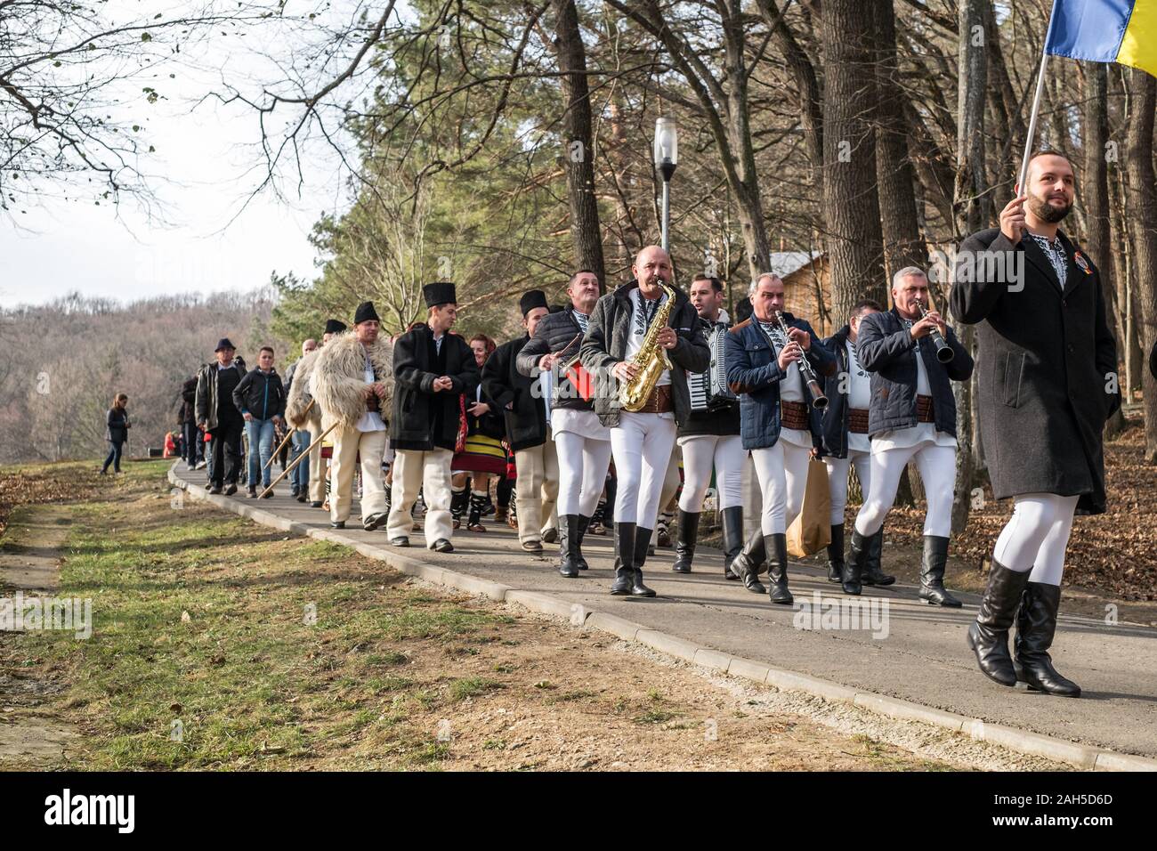 Sibiu, Romania - 14 dicembre 2019. I vari musicisti e ballerini in tradizionale Rumena vesti il vicolo del parco, Transilvania, Romania Foto Stock