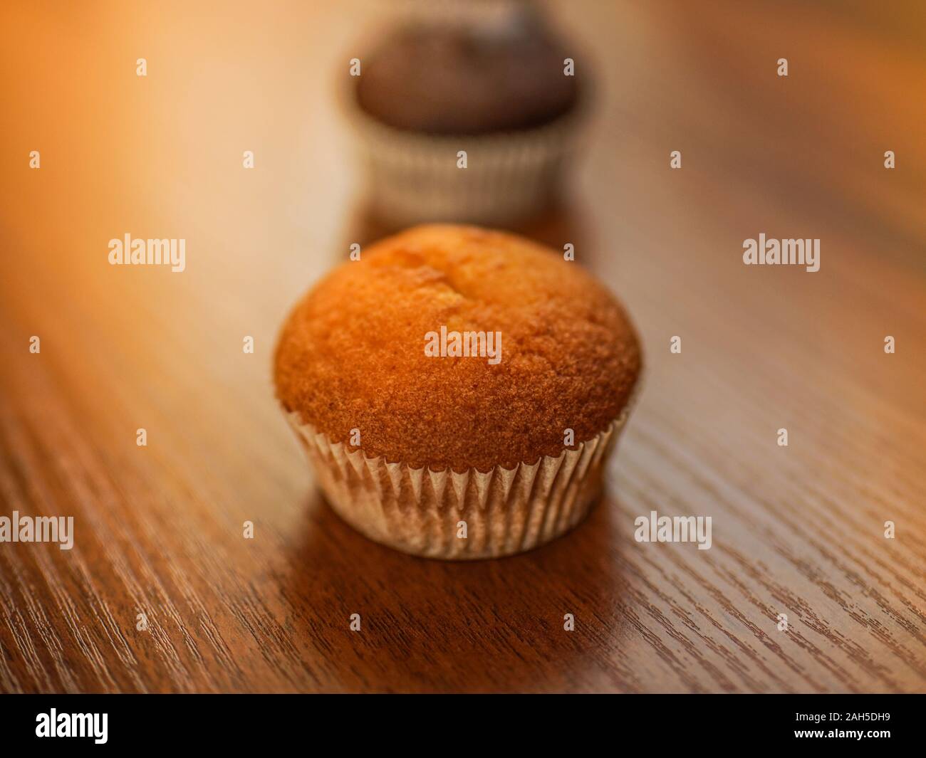 Dolce muffin su il marrone del tavolo di legno. Foto Stock