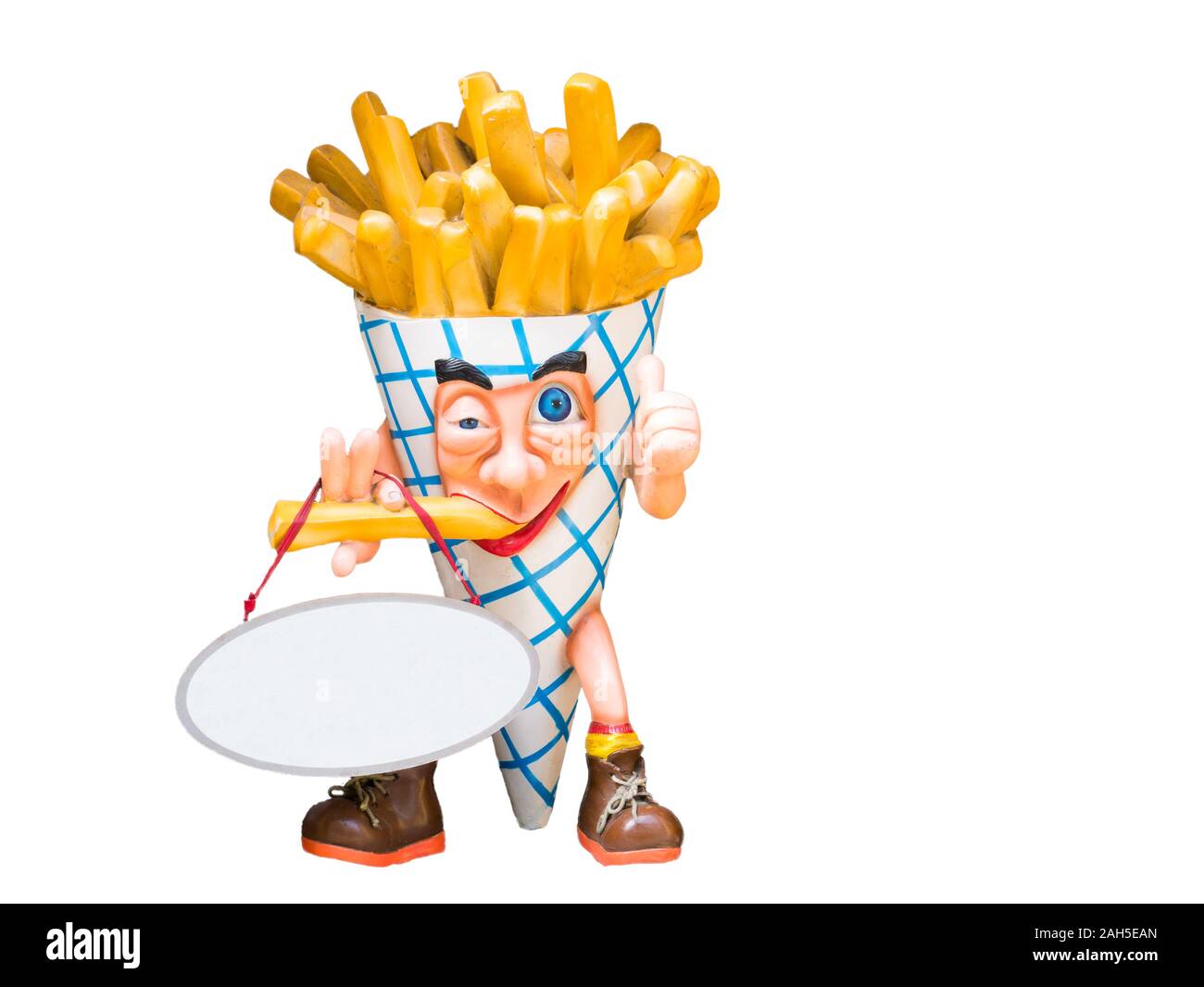 Cono di chip uomo mangiare chip su sfondo bianco - pubblicità display model per chip shop Foto Stock