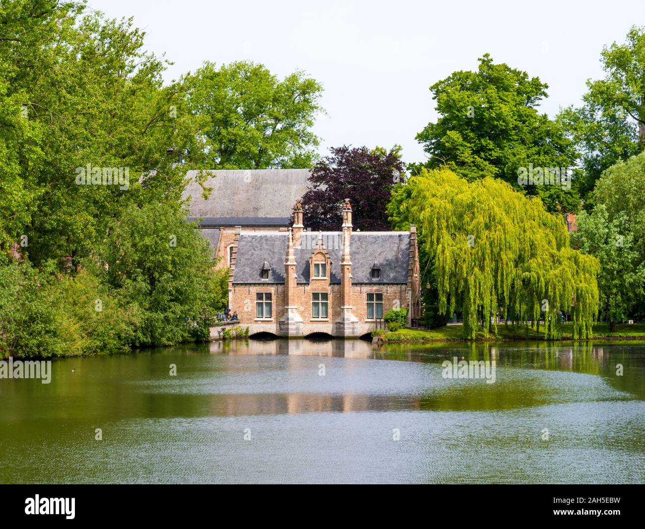 E Sashuis Minnewater lago nel centro storico di Bruges, Fiandre Occidentali, Belgio Foto Stock