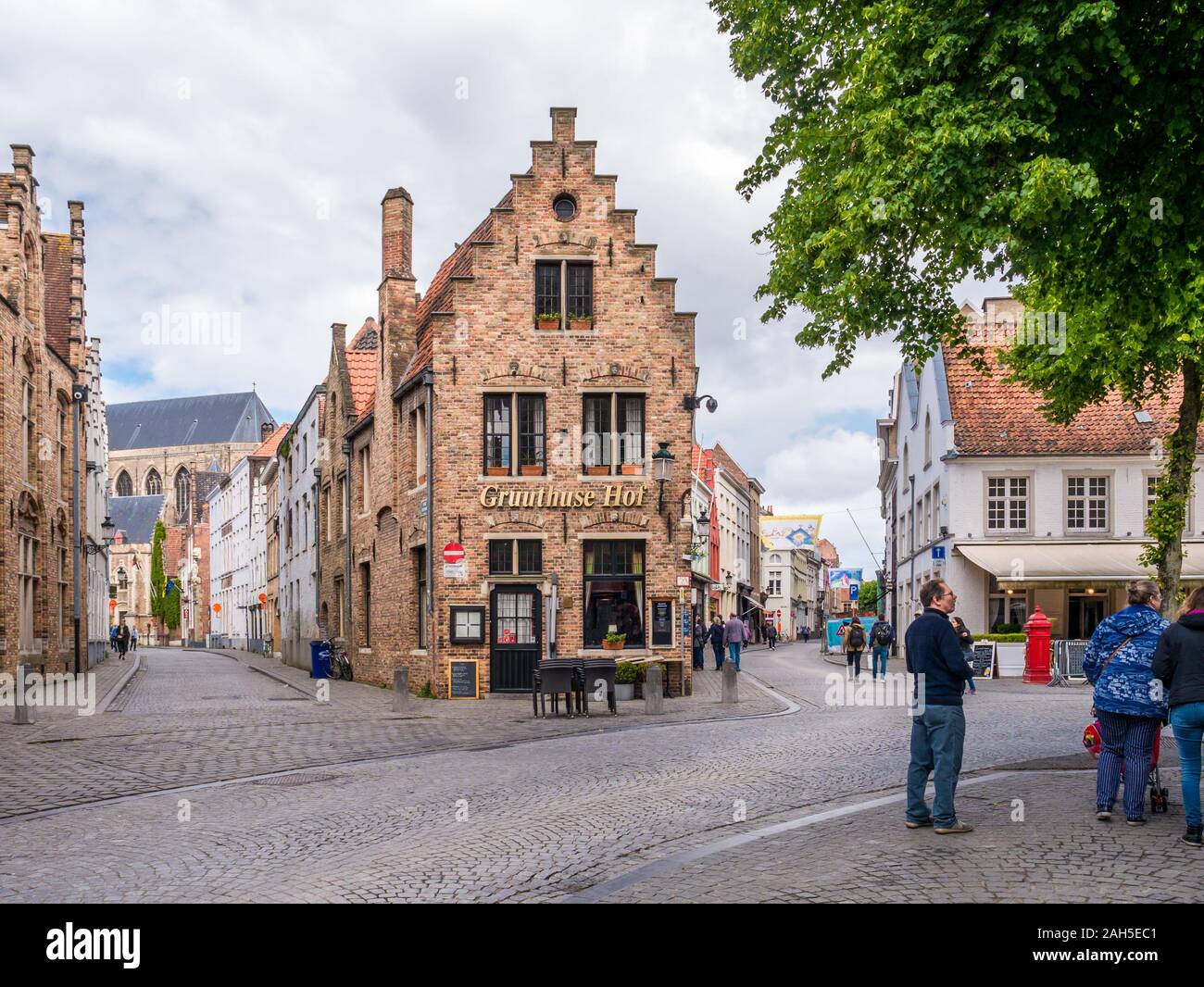 Scena di strada nel centro della storica città vecchia di Bruges, Fiandre Occidentali, Belgio Foto Stock
